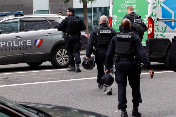 Cảnh sát Paris nổ súng vào đối tượng đe dọa tấn công tại ga tàu