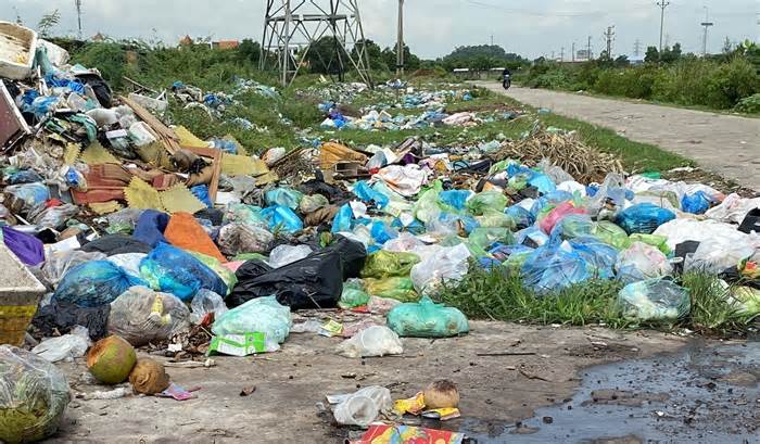 Nhức nhối bãi rác thải đổ trộm gần khu dân cư ở Hải Phòng