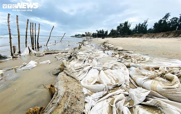 Sạt lở, rác thải tàn phá bãi biển đẹp nhất châu Á