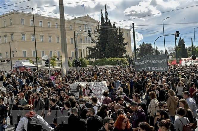 Các nghiệp đoàn Hy Lạp tuần hành sau vụ tai nạn đường sắt