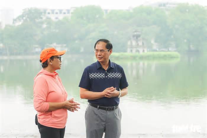 Bộ trưởng Ngoại giao Việt Nam, Indonesia cùng ăn phở và dạo hồ Gươm