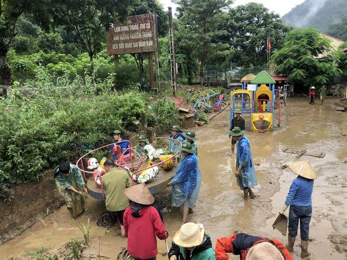 Sinh viên Điện lực hỗ trợ bà con Suối Bàng khắc phục hậu quả sau mưa lũ, sạt lở