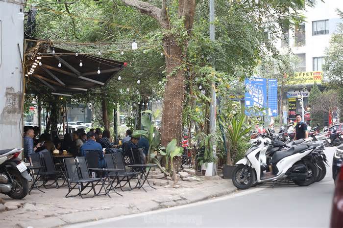 Hà Nội: Chung cư HH Linh Đàm và nhiều tuyến phố bị 'bêu tên' trong chiến dịch đòi lại vỉa hè