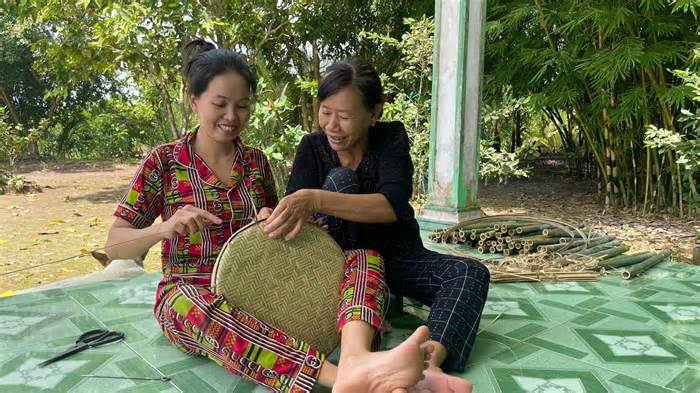 Những người phụ nữ giữ nghề đan đát ở vùng U Minh Hạ