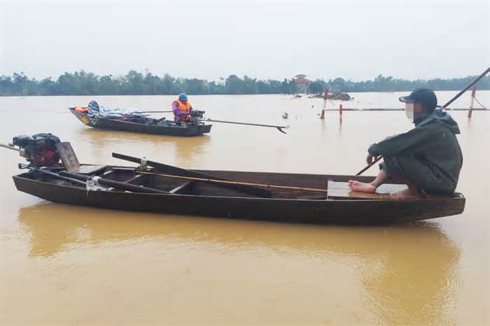 Bị nước lũ cô lập, gia đình có người thân qua đời 3 ngày chưa thể đưa tang