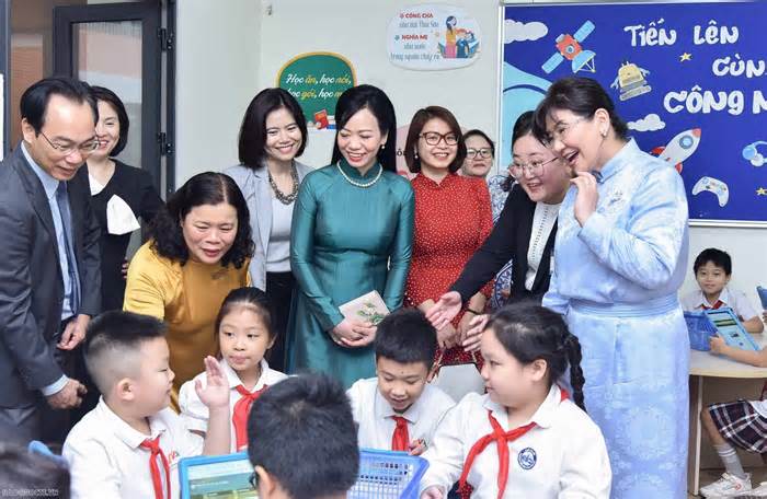 Phu nhân Chủ tịch nước và Phu nhân Tổng thống Mông Cổ thăm trường Chu Văn An
