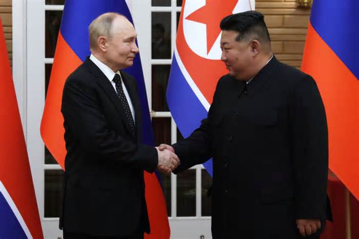 Ông Putin tặng ông Kim siêu xe Aurus sau khi ký Hiệp ước Đối tác chiến lược toàn diện