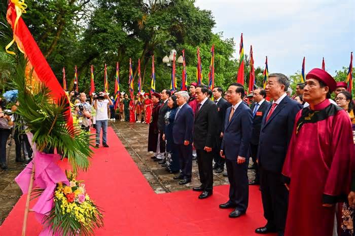 Hàng nghìn con dân Đất Việt thành kính dâng hương tưởng niệm các Vua Hùng