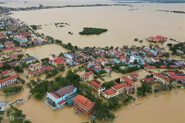 Vượt lũ đưa cơm cho bệnh nhân