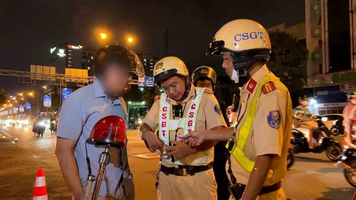 Vi phạm nồng độ cồn, tài xế gọi điện cầu cứu nhưng bất thành