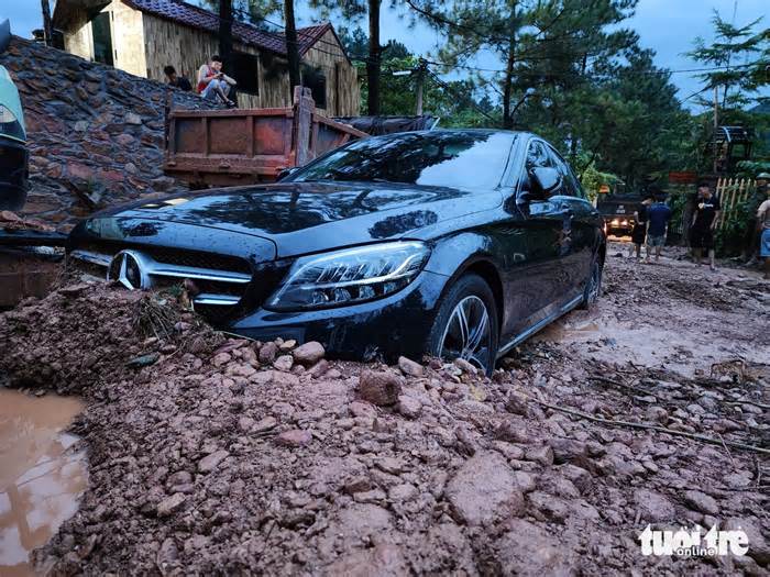 Đã giải cứu hàng loạt ô tô kẹt trong bùn đất ở Sóc Sơn