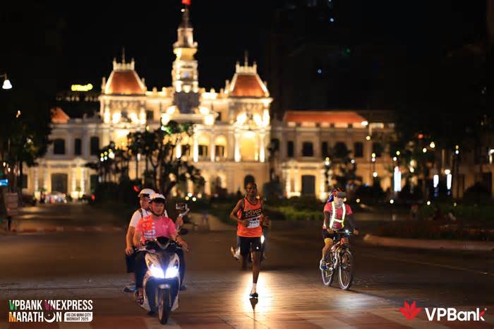 Nông dân Ethiopia vô địch ngay lần đầu chạy marathon ở Việt Nam