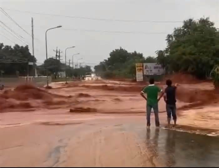 Giải pháp ngăn lũ cát đỏ tràn xuống đường ở Bình Thuận