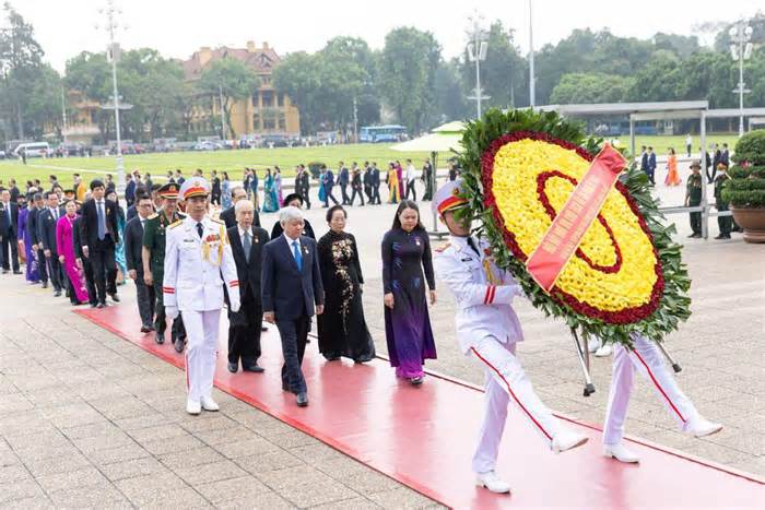 Đại biểu dự Đại hội Mặt trận Tổ quốc vào Lăng viếng Bác