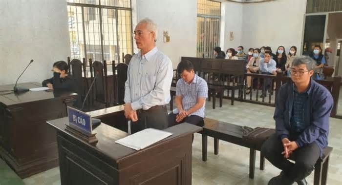 Cựu hiệu trưởng ở Đắk Lắk lập khống hồ sơ để bù tiền quà lễ, Tết