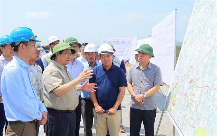 Thủ tướng kiểm tra tiến độ thi công cao tốc Bắc Nam qua địa bàn Thanh Hóa, Nghệ An