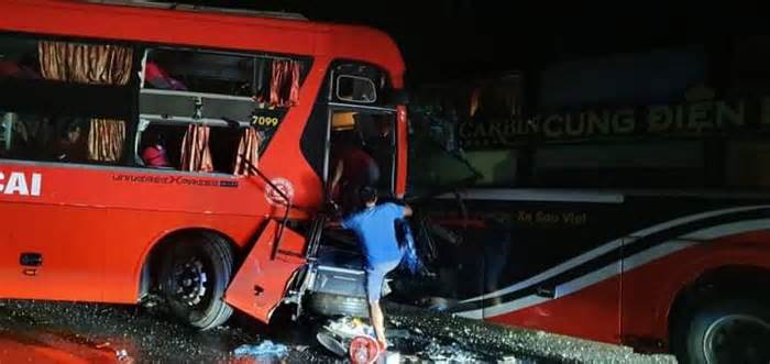 Hai xe khách tông nhau trên cao tốc Nội Bài - Lào Cai, 1 người chết, nhiều người bị thương