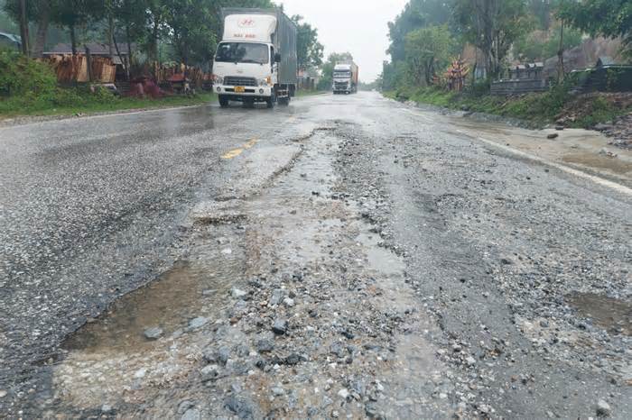 Sau mưa lũ, nhiều tuyến quốc lộ ở Hà Tĩnh bị bong tróc, hư hỏng