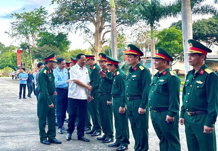 Phó Chủ tịch Quốc hội Trần Quang Phương làm việc với Bộ Chỉ huy Quân sự tỉnh Đắk Lắk