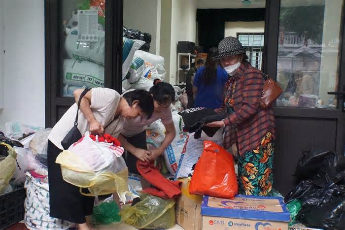 Dòng người mang thực phẩm, quần áo và tiền đến hỗ trợ nạn nhân sống sót sau vụ cháy chung cư mini