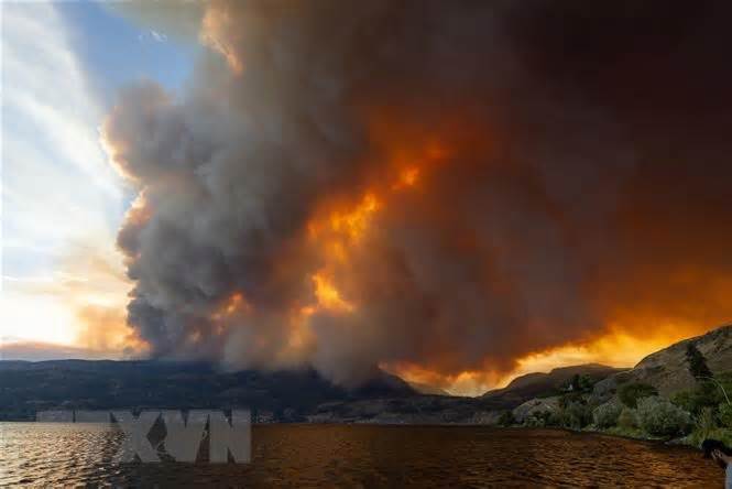 Canada: Sơ tán hàng chục nghìn người do cháy rừng nghiêm trọng