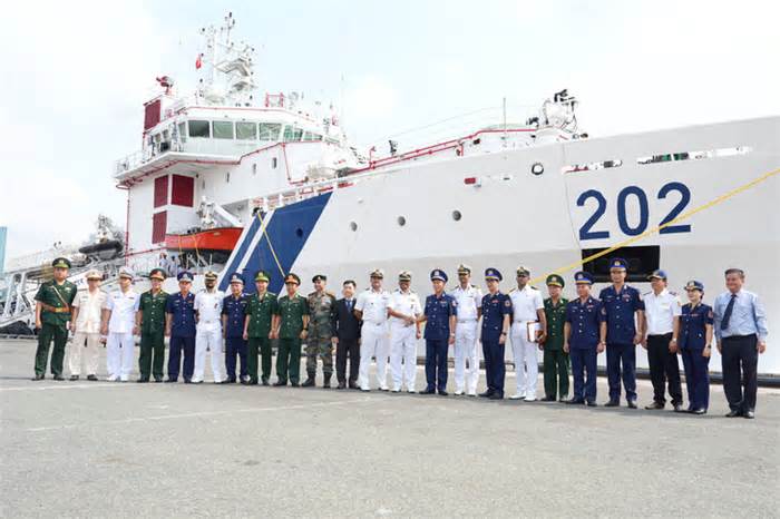 Tàu cảnh sát biển Ấn Độ thăm TP.HCM