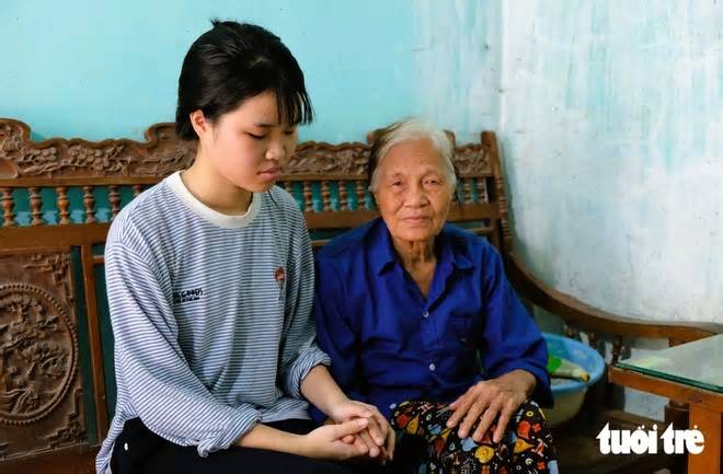 Nữ sinh không còn cha mẹ đậu Học viện Ngân hàng, bà ngoại khóc hết nước mắt vì không đủ tiền