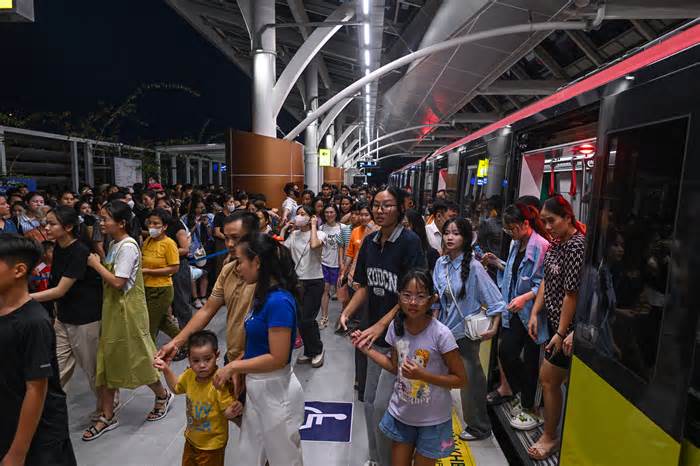 Hơn 390.000 lượt khách đi metro Nhổn - ga Hà Nội trong tuần đầu