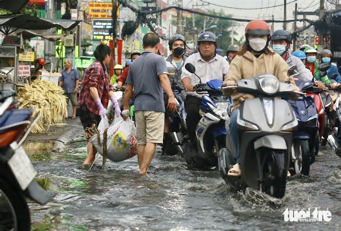 Mưa mới 15 phút, rác từ rạch trồi lên đầy đường Tô Ngọc Vân, TP Thủ Đức