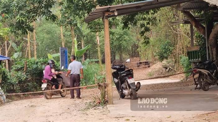 Dân làm cầu phao vượt sông tự phát, thu phí không kiểm soát