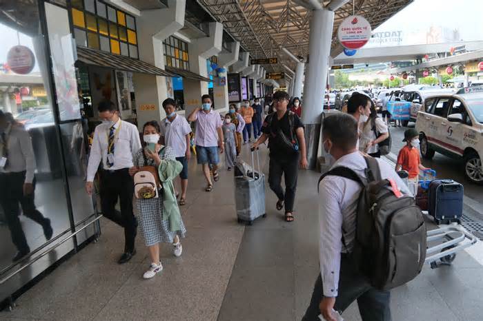 Sân bay, bến xe ‘tăng nhiệt', người dân TPHCM đổ về quê nghỉ lễ