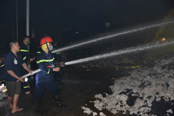 Xác minh nguyên nhân vụ cháy tại nhà máy 1000m2 ở Tiền Giang tối 27 Tết