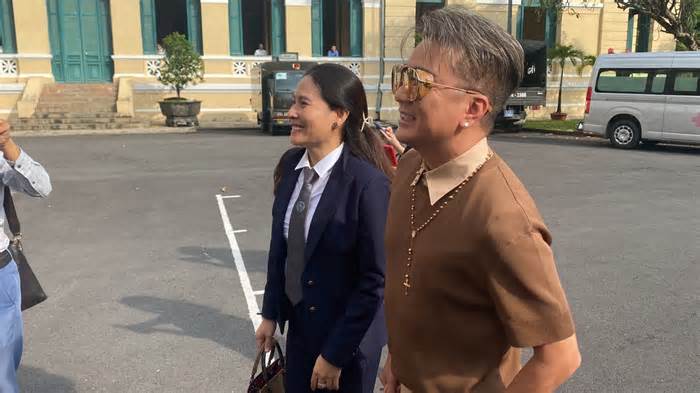 Đàm Vĩnh Hưng và Vy Oanh xuất hiện tại phiên toà xét xử Nguyễn Phương Hằng