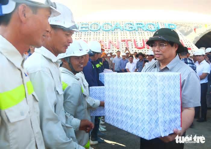 Kiểm tra dự án cao tốc ở Phú Yên, Thủ tướng yêu cầu quan tâm đời sống công nhân