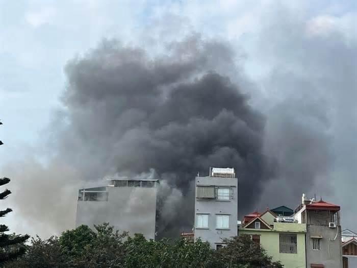 Cháy ngùn ngụt tại cửa hàng cơ khí, phế liệu ở Hà Nội