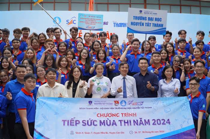 Hơn 3.000 sinh viên tình nguyện TPHCM tưng bừng ra quân tiếp sức mùa thi
