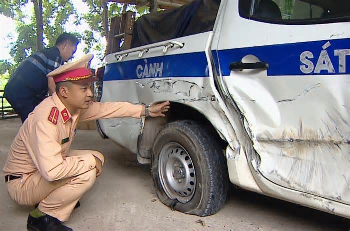 Tài xế xe chở cát liều lĩnh tông vào xe CSGT khi bị lập biên bản