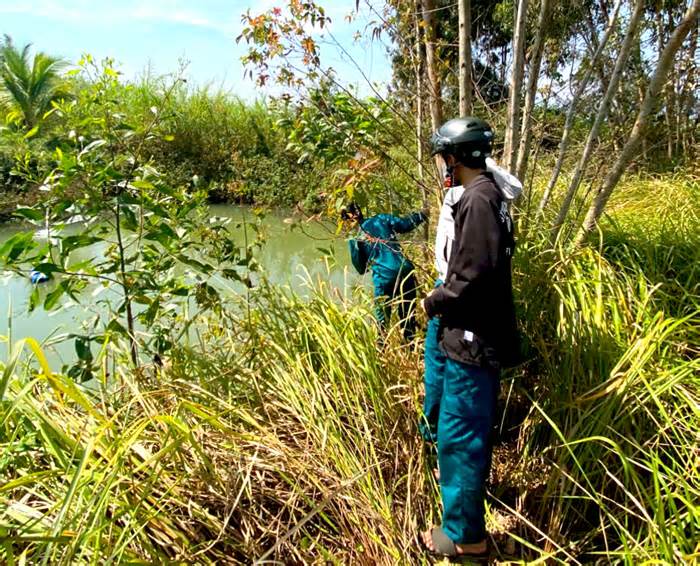 Bé gái bị đuối nước dưới sông Ba, em trai mất tích