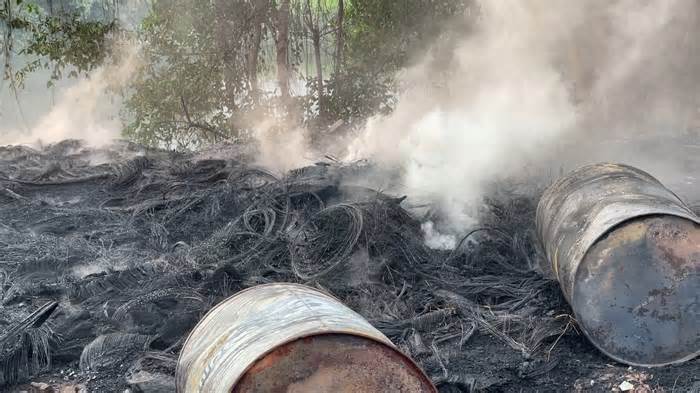 Cháy cơ sở lốp xe cũ, cột khói bốc cao hàng chục mét