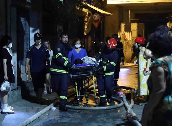 Bệnh viện Bạch Mai cấp cứu 19 người trong vụ cháy chung cư mini