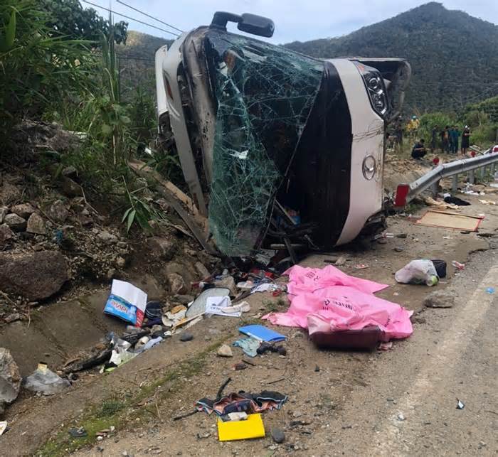 Hiện trường vụ lật xe chở khách Trung Quốc khiến 4 người chết, nhiều người bị thương mắc kẹt bên trong
