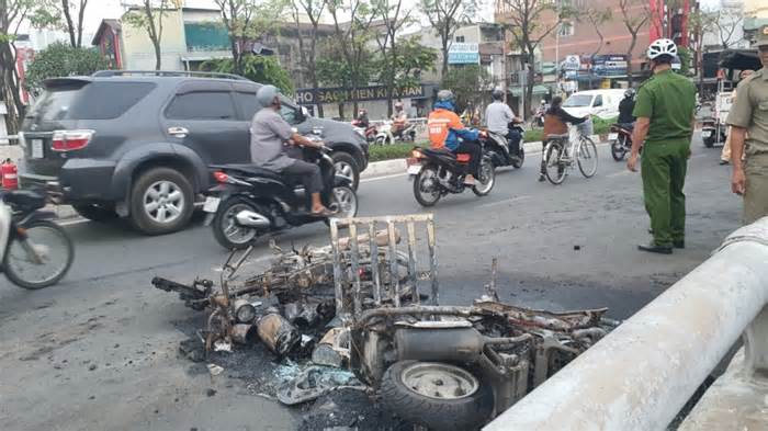 2 xe máy bị thiêu rụi sau tai nạn giao thông ở TPHCM
