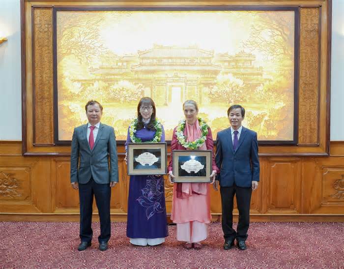 Hai phụ nữ nước ngoài trở thành công dân danh dự của Huế