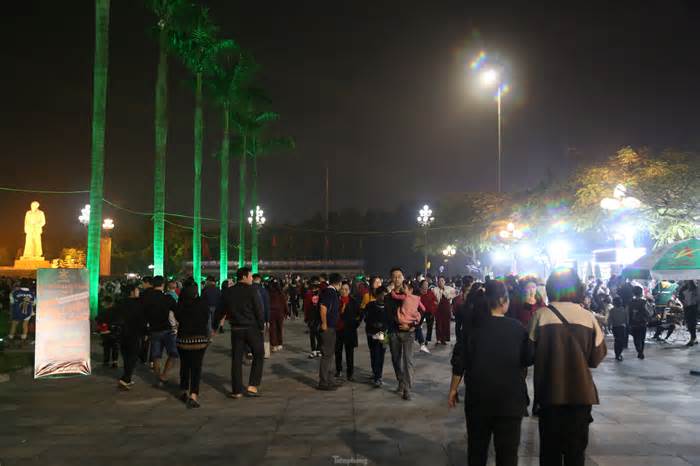 Hàng ngàn người tới Quảng trường Hồ Chí Minh đón chào năm mới 2024