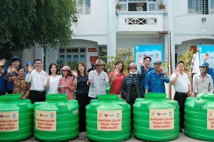 Saigon Co.op tặng nước uống, nước sinh hoạt và bồn chứa nước tại Tiền Giang