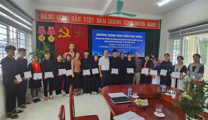 Đại sứ quán Trung Quốc tặng học bổng cho học sinh dân tộc Cao Bằng