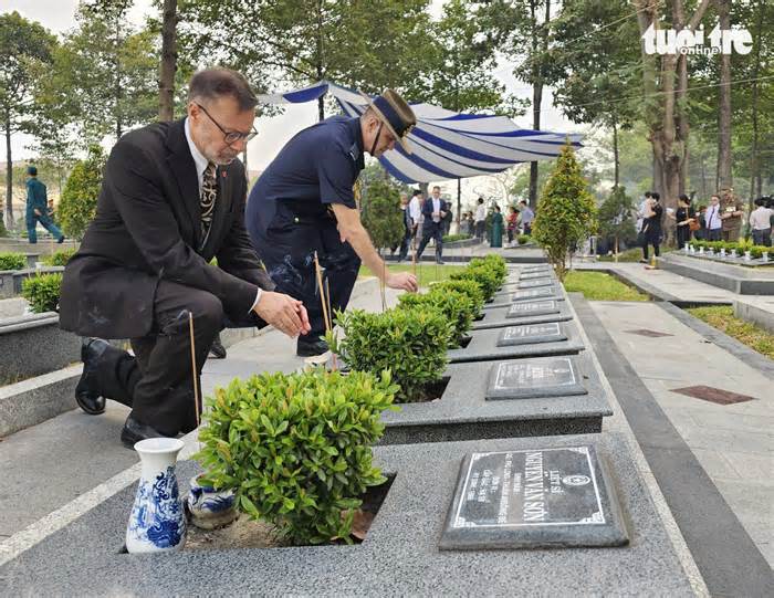 Đại sứ Úc xúc động dự an táng phần mộ tập thể liệt sĩ tại Bình Dương