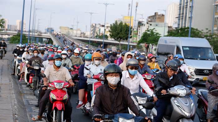 Đường vào trung tâm TPHCM chật cứng trong ngày đầu đi làm trở lại sau Tết