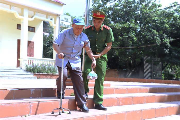 Tuổi trẻ quân đội và công an tỉnh Bắc Giang tri ân anh hùng liệt sĩ