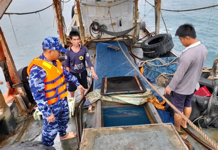Cảnh sát biển bắt nhiều tàu cá chở dầu không giấy tờ